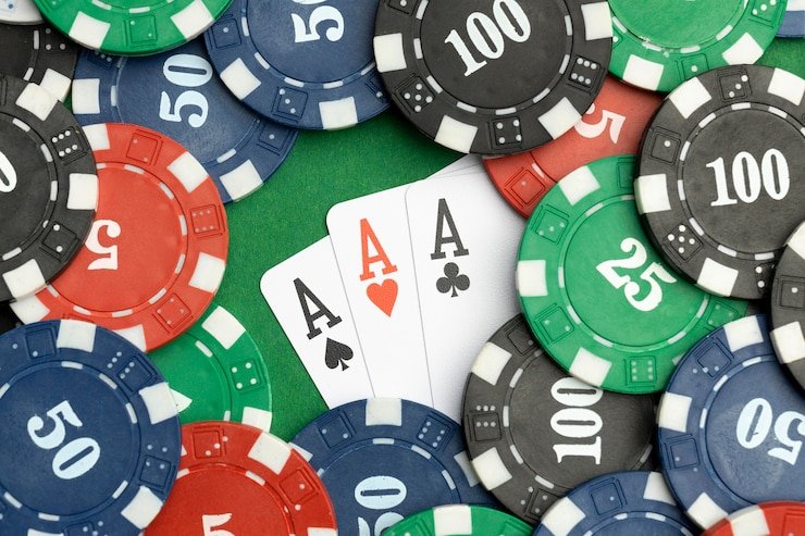 Tabel strategi blackjack dasar menampilkan rekomendasi keputusan untuk setiap kombinasi pemain-dealer